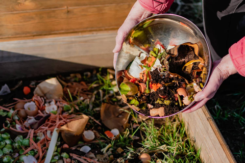 personne-qui-met-dans-composteur- des-déchets-de-cuisine